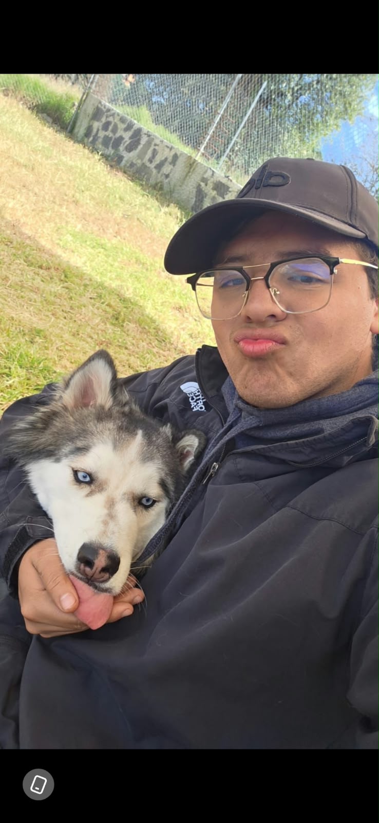 Cuidador con un Husky